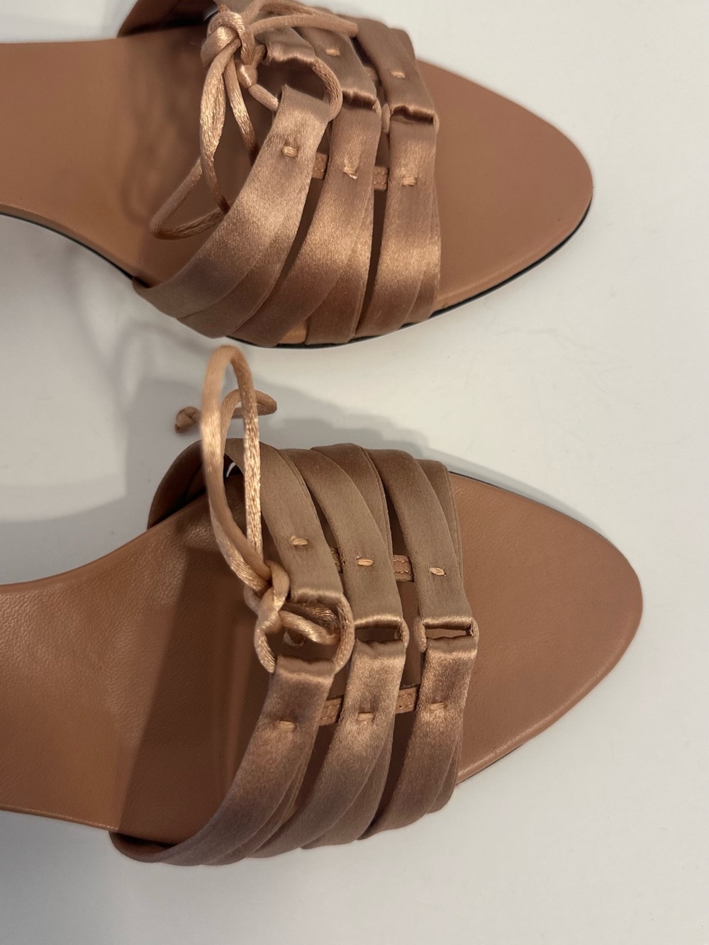 Authentic vintage Gucci Satin Slide Mules in Blush Tan - Picture 3 of 16